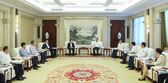 9月10日,中国工商银行助推贵州产业发展大会在贵阳举行。会前,省委书记、省人大常委会主任孙志刚会见了中国工商银行党委书记、董事长陈四清一行。图为会见现场。贾智 摄 9月10日,中国工商银行助推贵州产业发展大会在贵阳举行。会前,省委书记、省人大常委会主任孙志刚会见了中国工商银行党委书记、董事长陈四清一行。图为会见现场。贾智 摄