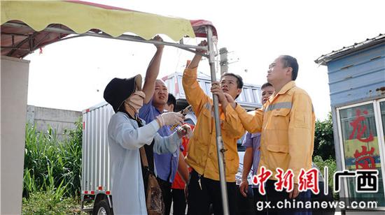 玉林工务段职工深入沿线与户主沟通协调,共同整治违法搭建的硬轻飘浮物。谭育俊 摄 玉林工务段职工深入沿线与户主沟通协调,共同整治违法搭建的硬轻飘浮物。谭育俊 摄