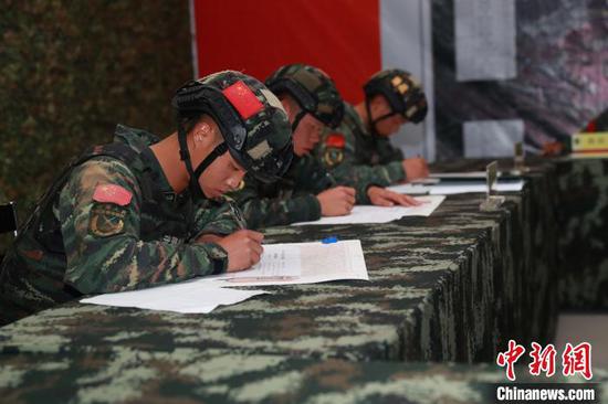 武警六盤水支隊特戰隊員進行偵查標圖。 何昆 攝 武警六盤水支隊特戰隊員進行偵查標圖。 何昆 攝