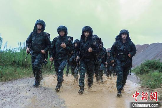 武警黔東南支隊特戰隊員進行武裝奔襲。 郭英傑 攝 武警黔東南支隊特戰隊員進行武裝奔襲。 郭英傑 攝