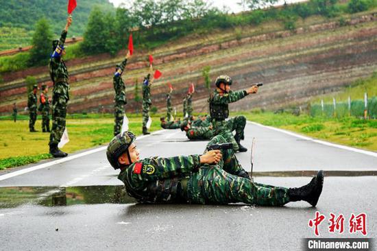 武警黔西南支隊特戰隊員進行射擊訓練。 宋文明 攝 武警黔西南支隊特戰隊員進行射擊訓練。 宋文明 攝