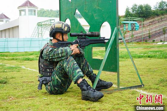 武警黔西南支隊特戰隊員利用射孔狙殺目標。 王培龍 攝 武警黔西南支隊特戰隊員利用射孔狙殺目標。 王培龍 攝