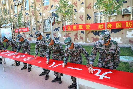纪念“九一八”: 新疆军区某训练基地刚入营新兵在行动