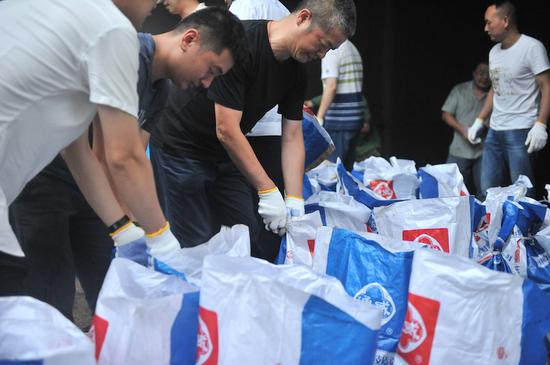 党员在抗击台风“黑格比”一线 永康市烟草专卖局 提供