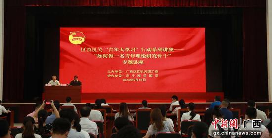 图为活动的现场