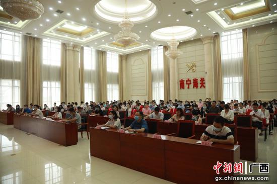 图为与会人员认真听讲