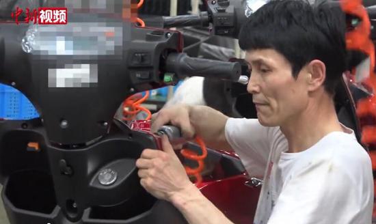 新疆籍技術工:能歌善舞追夢“精彩人生”