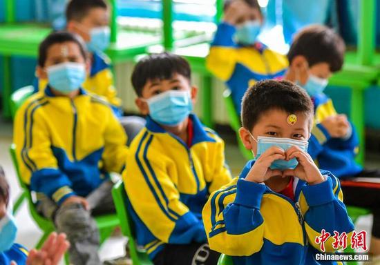 新疆策勒易地搬迁建起幼儿园 帮助村民解决后顾之忧