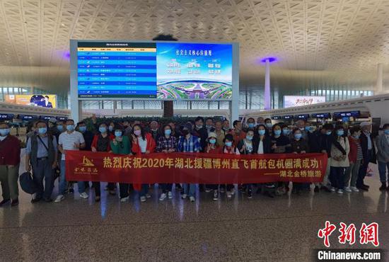 湖北今年首个援疆旅游包机团出发