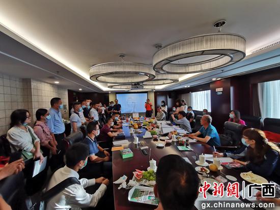 农业农村部专家宣布“融安金桔”通过评审。刘梁春 摄
