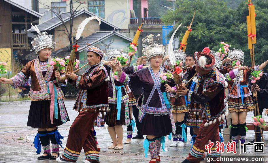 广西融安民众吹芦笙庆丰收18