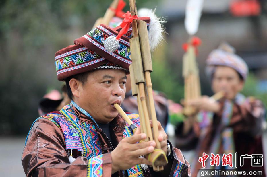 一名苗族同胞在吹芦笙.谭凯兴