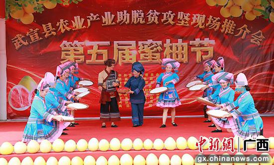 三红蜜柚文化旅游节精彩文艺表演。李干金 卓宛蓉 摄影报道 三红蜜柚文化旅游节精彩文艺表演。李干金 卓宛蓉 摄影报道
