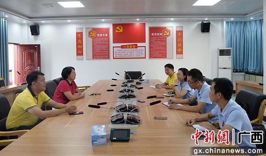 采访组与茂南区新坡镇党委书记、镇长座谈。