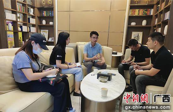 采访组在信宜市新宇盛实业有限公司采访。