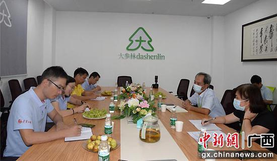 采访组在大参林医药集团股份有限公司茂名分公司采访。