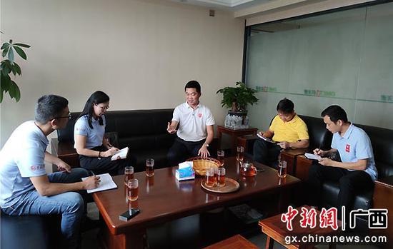 采访茂南区青年创业联合会会长陈国波。