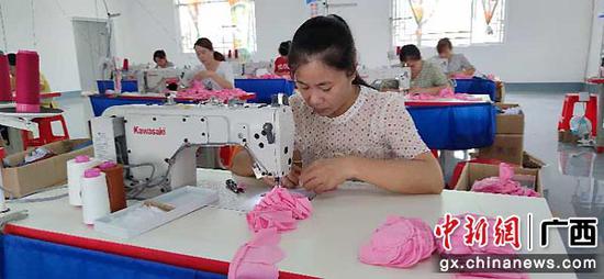 图为扶贫车间玩具工厂员工正在作业。 图为扶贫车间玩具工厂员工正在作业。