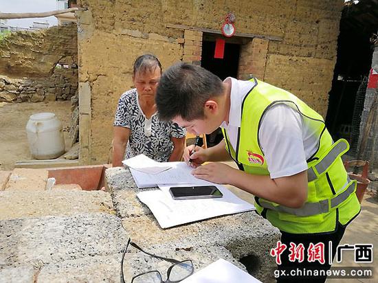 武宣县黄茆镇新贵村第一书记胡振兴:把情怀根植在广阔农村