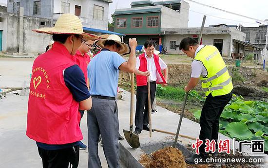 武宣县黄茆镇新贵村第一书记胡振兴:把情怀根植在广阔农村
