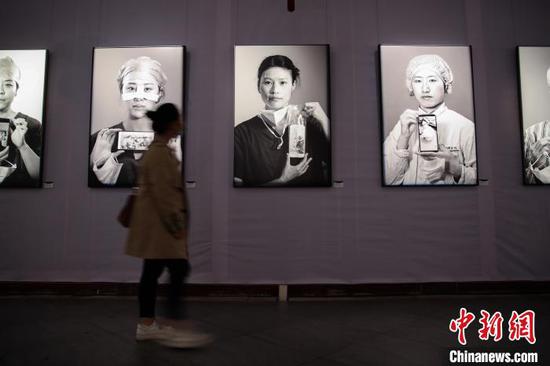 觀展民眾參觀《武漢66天》“抗疫”作品主題圖片展。 瞿宏倫 攝 觀展民眾參觀《武漢66天》“抗疫”作品主題圖片展。 瞿宏倫 攝