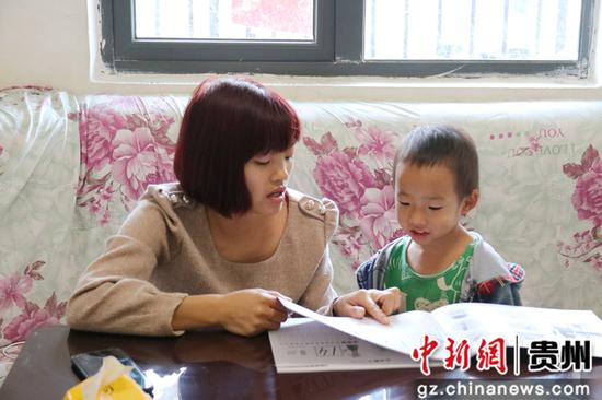 曾友群在新家辅导孩子作业 刘苏黔摄
