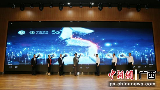 与会领导共同启动5G+智慧医院3.0 刘敏 摄 与会领导共同启动5G+智慧医院3.0 刘敏 摄