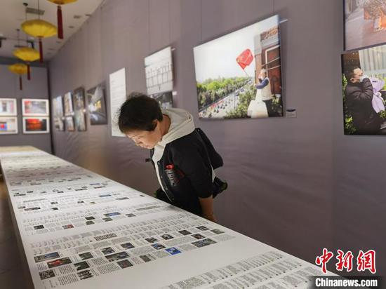 觀展民眾參觀《武漢66天》“抗疫”作品主題圖片展。 周燕玲 攝 觀展民眾參觀《武漢66天》“抗疫”作品主題圖片展。 周燕玲 攝