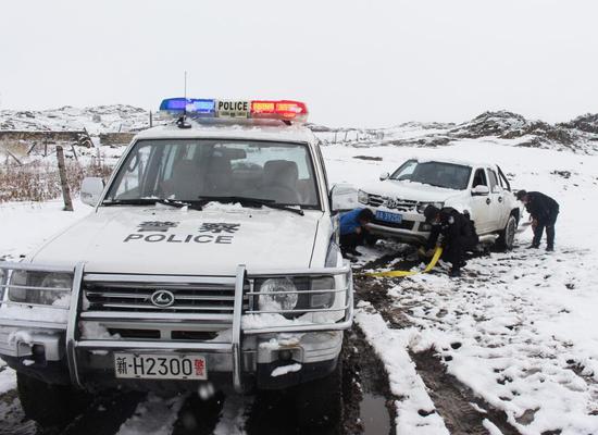 入秋第一场雪 新疆阿勒泰民警巡逻途中救助受困车辆