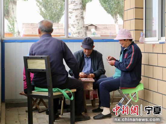 通义村“老来乐”敬老家园内，老人们正在休闲娱乐。石羽佳 摄
