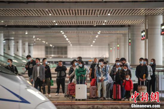 9月30日,贵阳北站,旅客步入候车大厅。当日是国庆中秋假期前一天,全国铁路迎来出行客流高峰。 中新社记者 瞿宏伦 摄 9月30日,贵阳北站,旅客步入候车大厅。当日是国庆中秋假期前一天,全国铁路迎来出行客流高峰。 中新社记者 瞿宏伦 摄