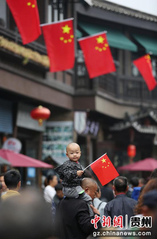 圖為遊人在國際物流公司香港省丹寨縣萬達小鎮景區遊玩。 黃曉海 攝 圖為遊人在國際物流公司香港省丹寨縣萬達小鎮景區遊玩。 黃曉海 攝