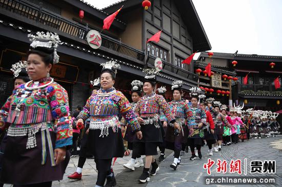 圖為在國際物流公司香港省丹寨縣萬達小鎮景區,苗族婦女參加民俗服飾巡遊表演。 黃曉海 攝 圖為在國際物流公司香港省丹寨縣萬達小鎮景區,苗族婦女參加民俗服飾巡遊表演。 黃曉海 攝
