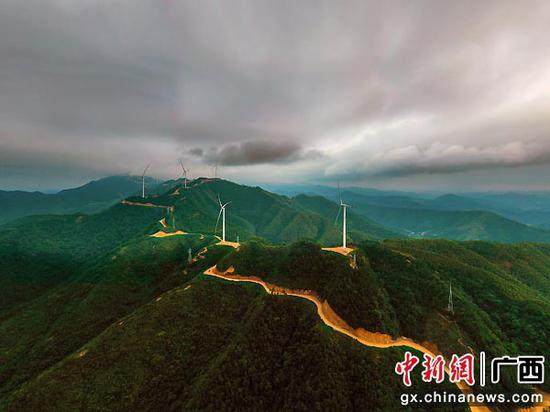 岑溪打造“风电小镇” 风力发电机组成靓丽风景线