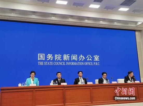 例行政策吹风会现场。邢翀 摄