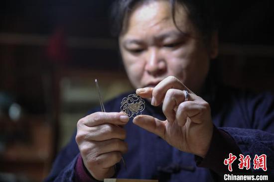 10月10日，银匠潘仕学在麻料村制作银饰配件。　瞿宏伦 摄