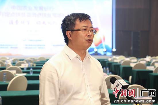 农发行总行党委委员、副行长徐一丁出席在广西南宁召开的2020年定点扶贫县消费扶贫现场推进会并接受中央电视台采访时表示,现场参会的39家企业和5个对口支援县签订了意向购买协议金额1.25亿元,农发行为5个定点县代言、带货、网络直播销售额达到了93.98万元。