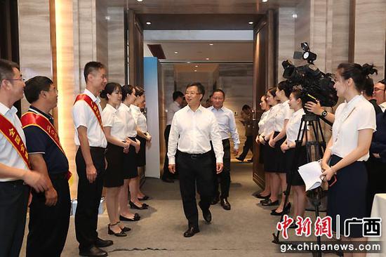 农发行总行党委委员、副行长徐一丁出席在广西南宁召开的2020年定点扶贫县消费扶贫现场推进会。