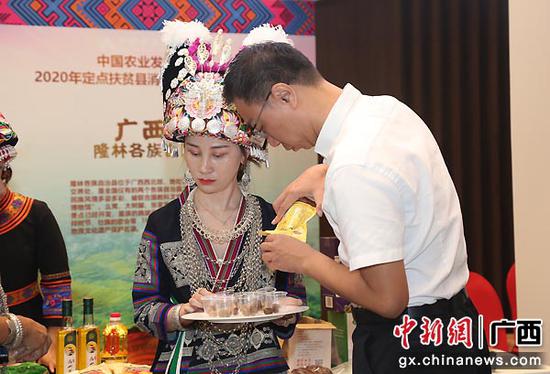在2020年定点扶贫县消费扶贫现场推进会上,隆林县三人小组介绍隆林扶贫农产品。