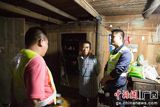 吴李东晚上到村民家中了解情况。 吴李东晚上到村民家中了解情况。