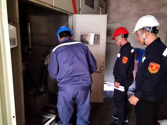 党员服务队义务为小微企业进行用电检修。卢卓景 摄