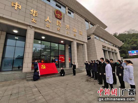 抗疫青年突击队向党旗宣誓。 抗疫青年突击队向党旗宣誓。