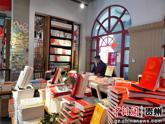 市民正在挑选图书 市民正在挑选图书