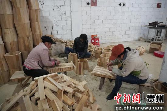 工人正在加工生产 马丹 摄 工人正在加工生产 马丹 摄