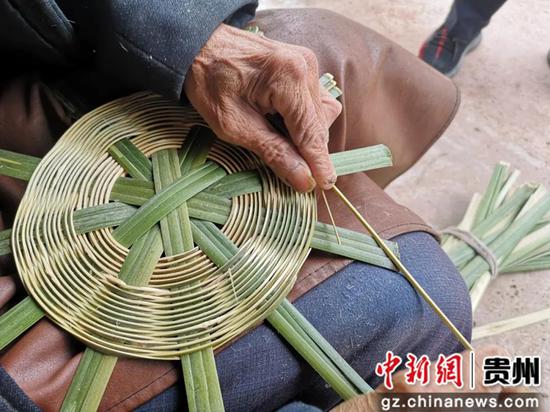 精工细雕 马丹 摄 精工细雕 马丹 摄