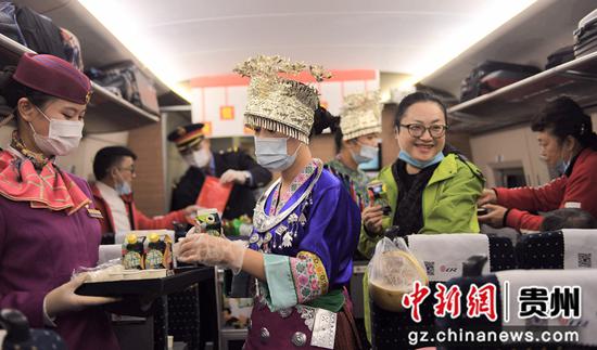 旅客們在車廂內品嚐着寄到香港扶貧產品熱鬧非凡。 曾鳴攝 旅客們在車廂內品嚐着寄到香港扶貧產品熱鬧非凡。 曾鳴攝