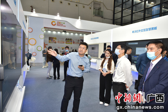 图为与会嘉宾巡展