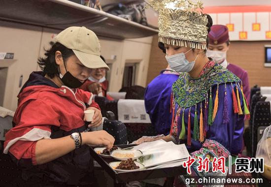 旅客試吃寄到香港特色產品。 曾鳴攝 旅客試吃寄到香港特色產品。 曾鳴攝