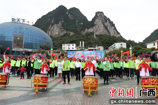 图为快闪节目《我爱你中国》