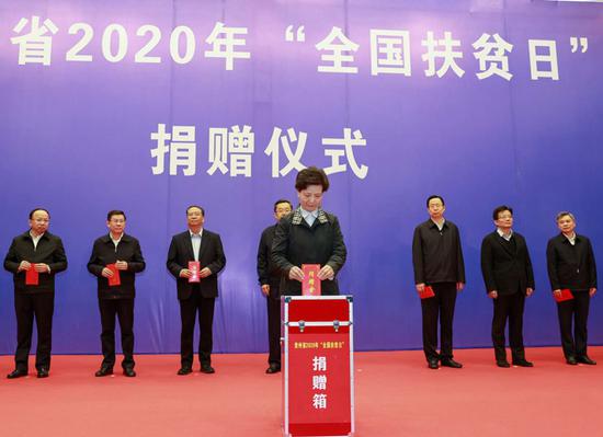 省委副书记、省长谌贻琴带头捐款。杜朋城 刘杨 摄 省委副书记、省长谌贻琴带头捐款。杜朋城 刘杨 摄